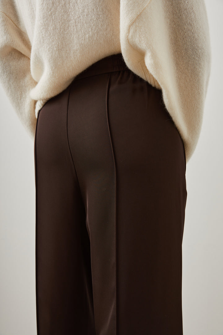 ALTA PANT ESPRESSO - BACK DETAIL