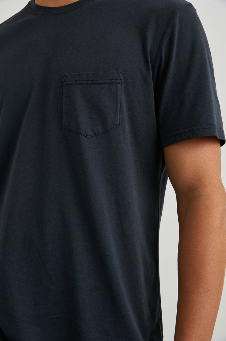 JOHNNY T-SHIRT - CARBON - DETAILS