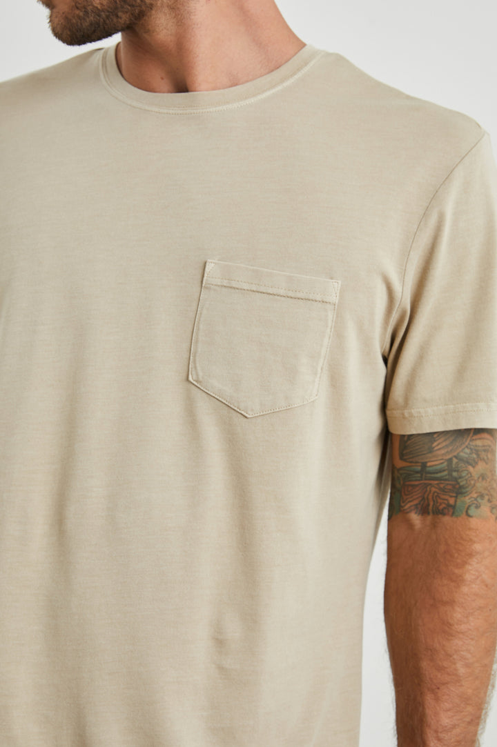 JOHNNY T-SHIRT DESERT SAND - DETAILS