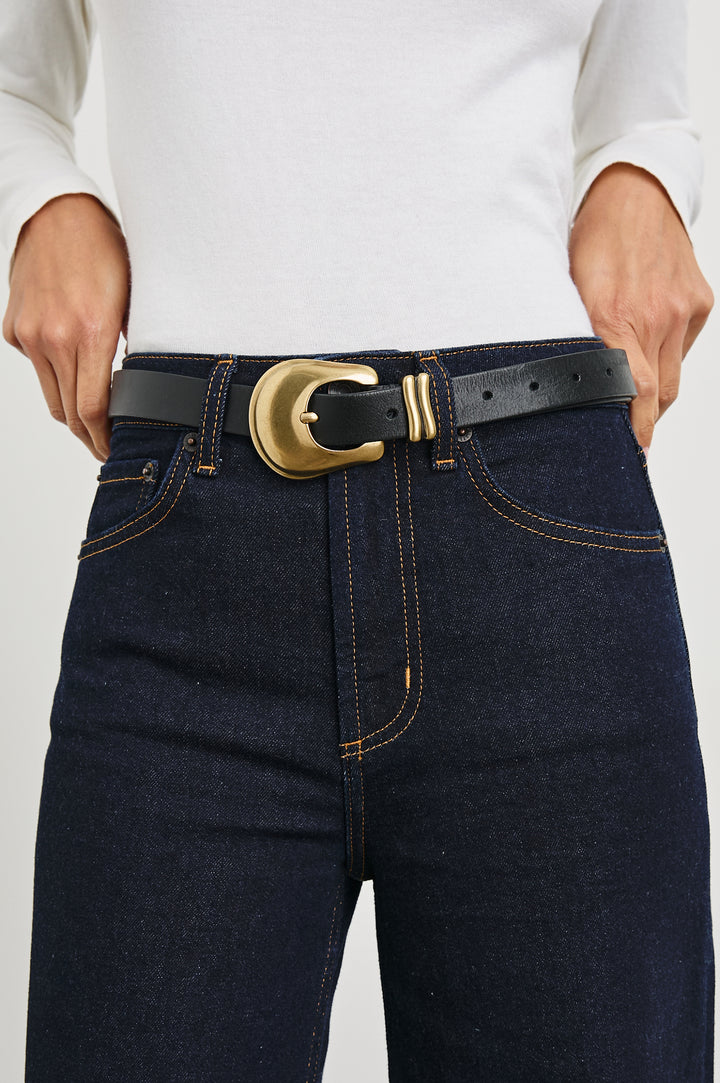 RODEO-BELT-BLACK-GOLD-DETAIL